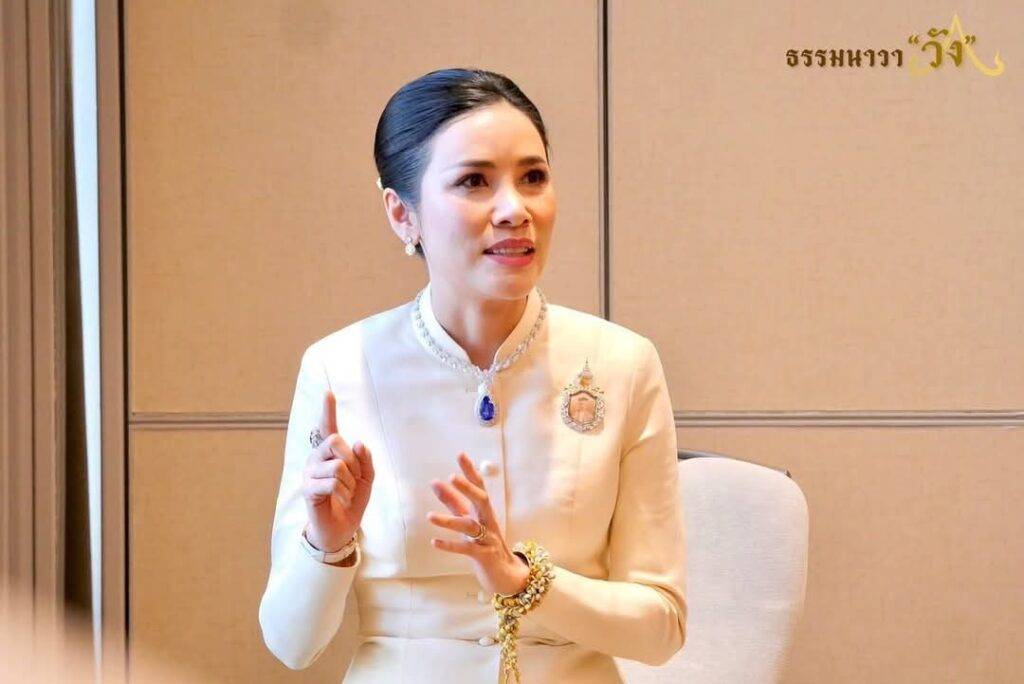 泰王又添“新小主”！新宠挑大梁，穿一身金色单独亮相身材真好