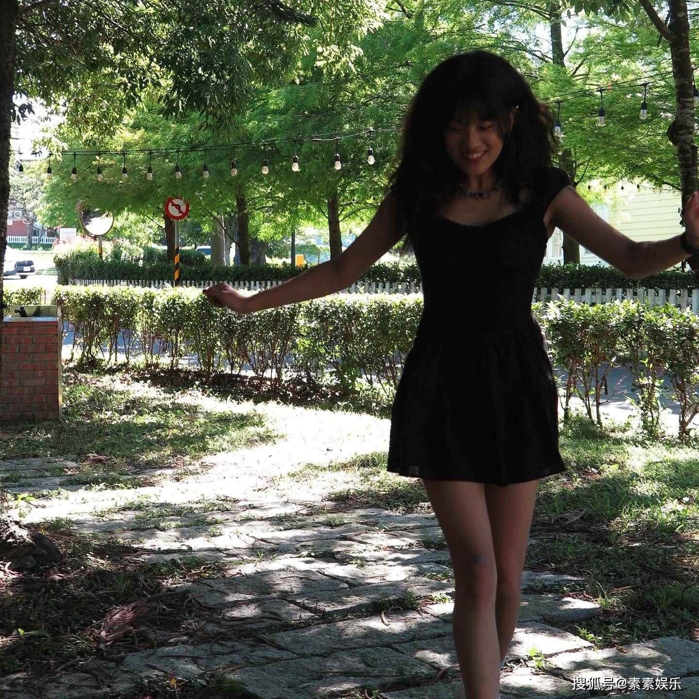 贾静雯19岁女儿梧桐妹被质疑已辍学，分享街拍变漂亮了