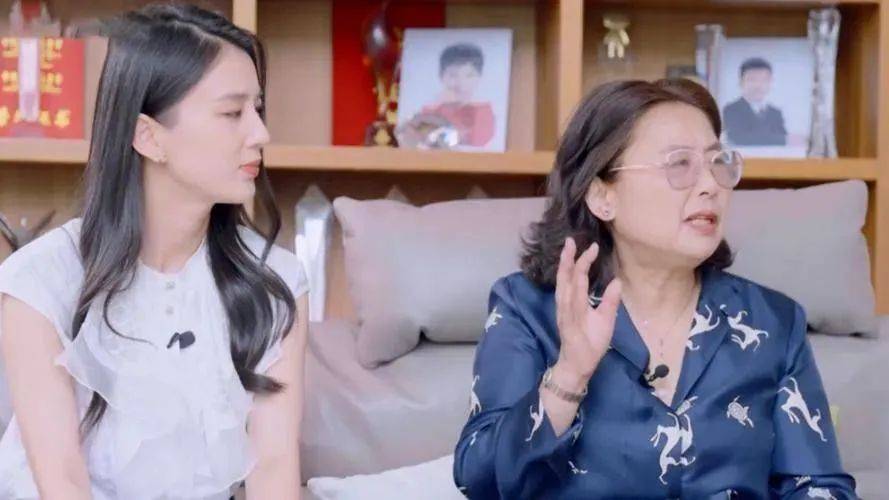 同杨子离婚四个月，黄圣依承认初恋是贾乃亮！网友惊了