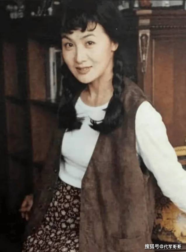 李媛媛墓地现状：杂草丛生似遗忘角落，鲜亮照片诉说昔日风华
