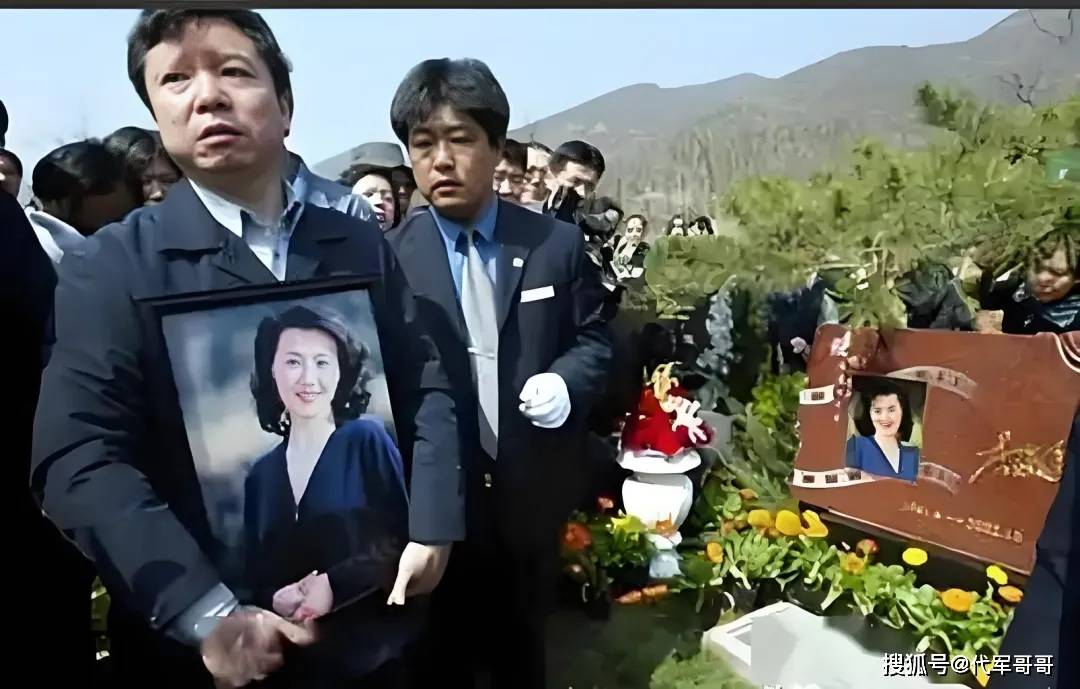 李媛媛墓地现状：杂草丛生似遗忘角落，鲜亮照片诉说昔日风华