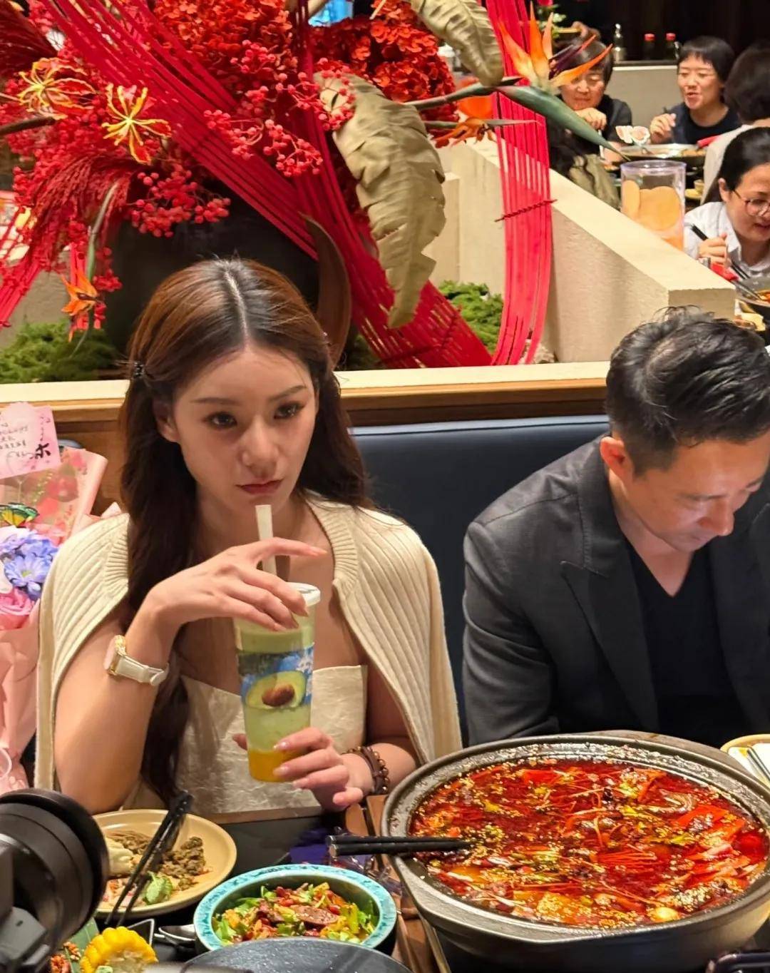 汪小菲夫妇参加电影节晚宴，王中磊搂马筱梅细腰，汪小菲被美女围堵