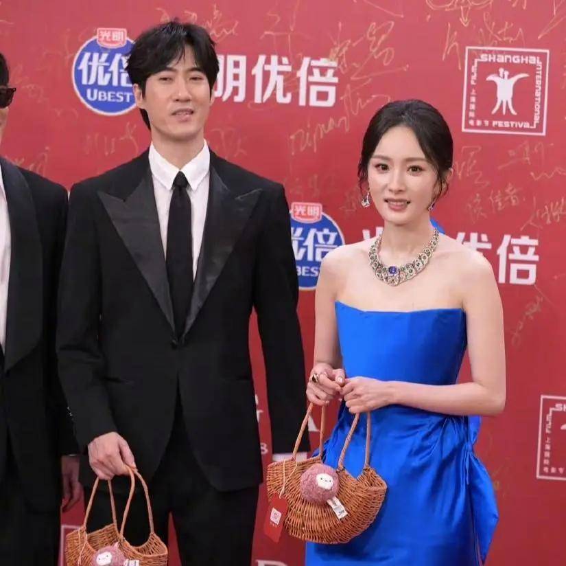 杨幂挽着刘德华疑似林萧上身！肤白貌美身材火辣性感撩人