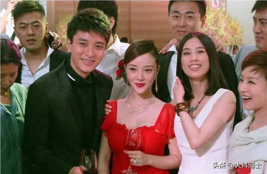 黄圣依首曝初恋是贾乃亮，离婚后仍保持联系，分手真相引发全网热议