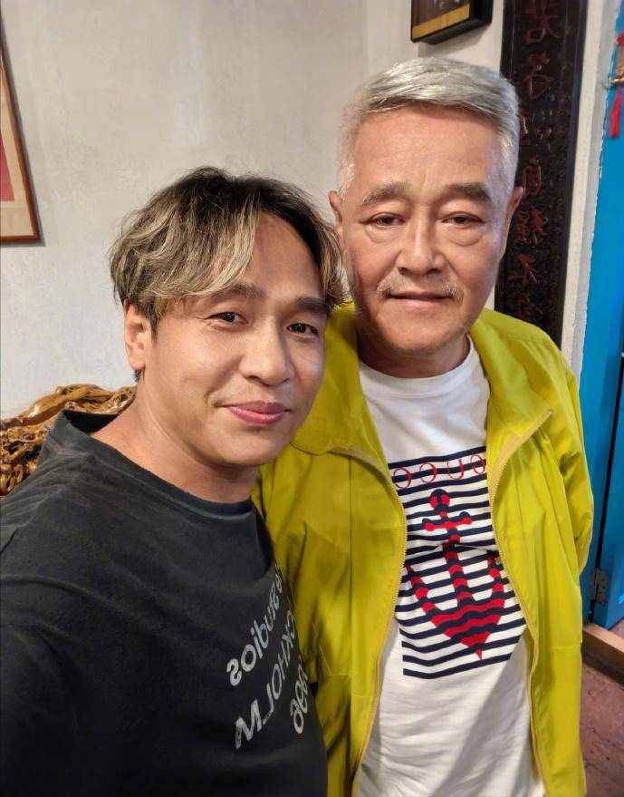 赵本山和徒弟们一起过父亲节，头发胡子全白了，女儿球球亲吻脸颊
