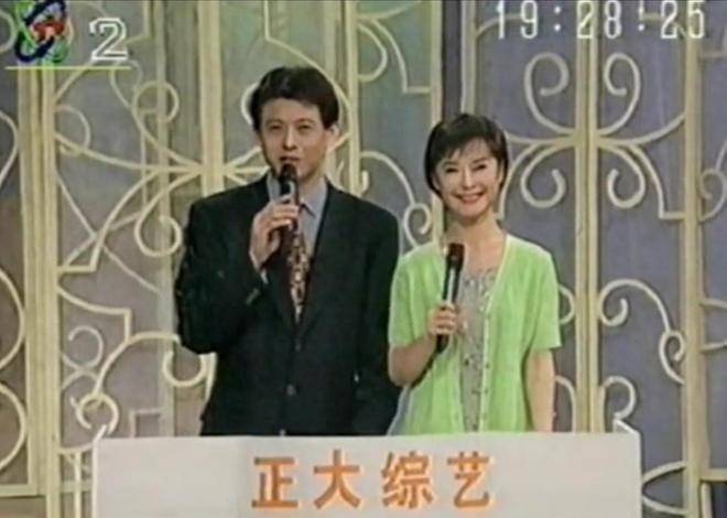 62岁程前罕见露面：昔日&quot;央视一哥&quot;两鬓斑白，儒雅气质不减当年