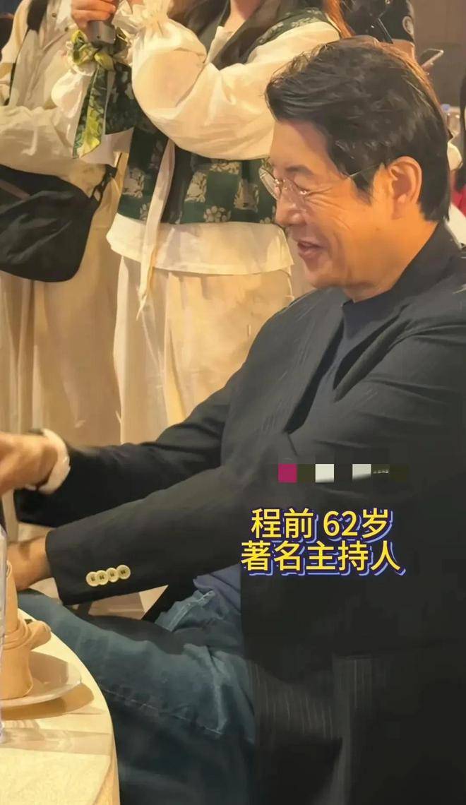 62岁程前罕见露面：昔日&quot;央视一哥&quot;两鬓斑白，儒雅气质不减当年