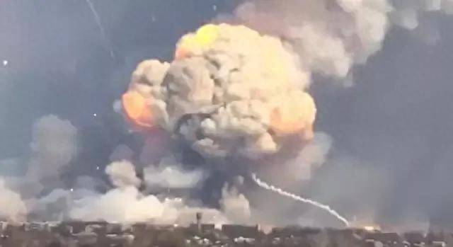 俄轰炸F-16基地，无人机暴击基辅兵工厂，乌前总理：泽连斯基要撤