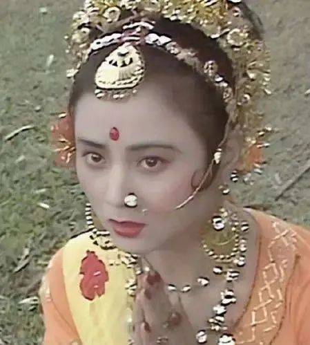 62岁“玉兔精”李玲玉落魄卖唱，坎坷情史唏嘘曝光，混血儿子高大帅气