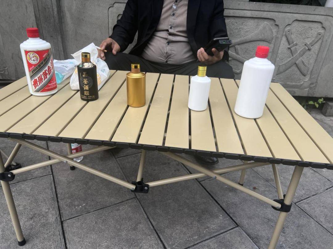 黄牛亏掉奔驰！飞天茅台跌破2000，茅台镇老板亲述：一年少挣千万