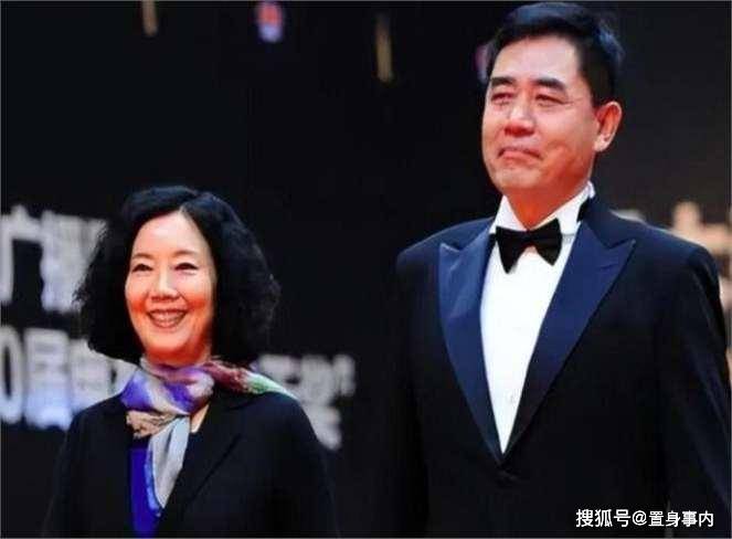 69岁陈宝国状态曝光，脖子缩短走路拖腿，身形消瘦，让人不敢认