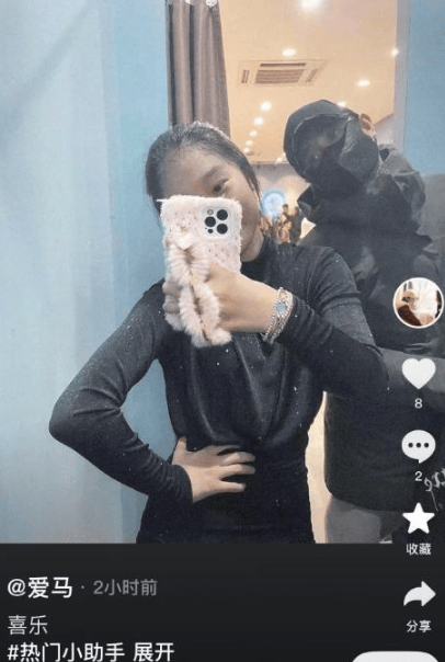 文章和大女儿一起拍合照，相同的歪头动作很有默契，小姑娘把爸爸颜值优点都继承了
