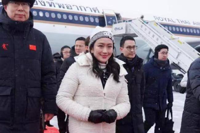 议长提交弹劾请求，军方态度坚决，总理府被围困，佩通坦拒绝辞职