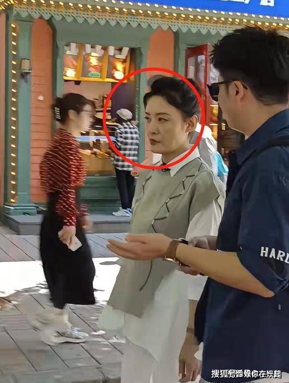 曝57岁央视主持周涛近照，眼神犀利毫无亲和感，和荧幕前判若两人