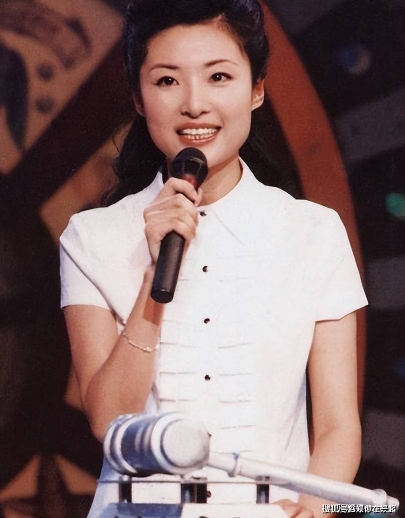 曝57岁央视主持周涛近照，眼神犀利毫无亲和感，和荧幕前判若两人