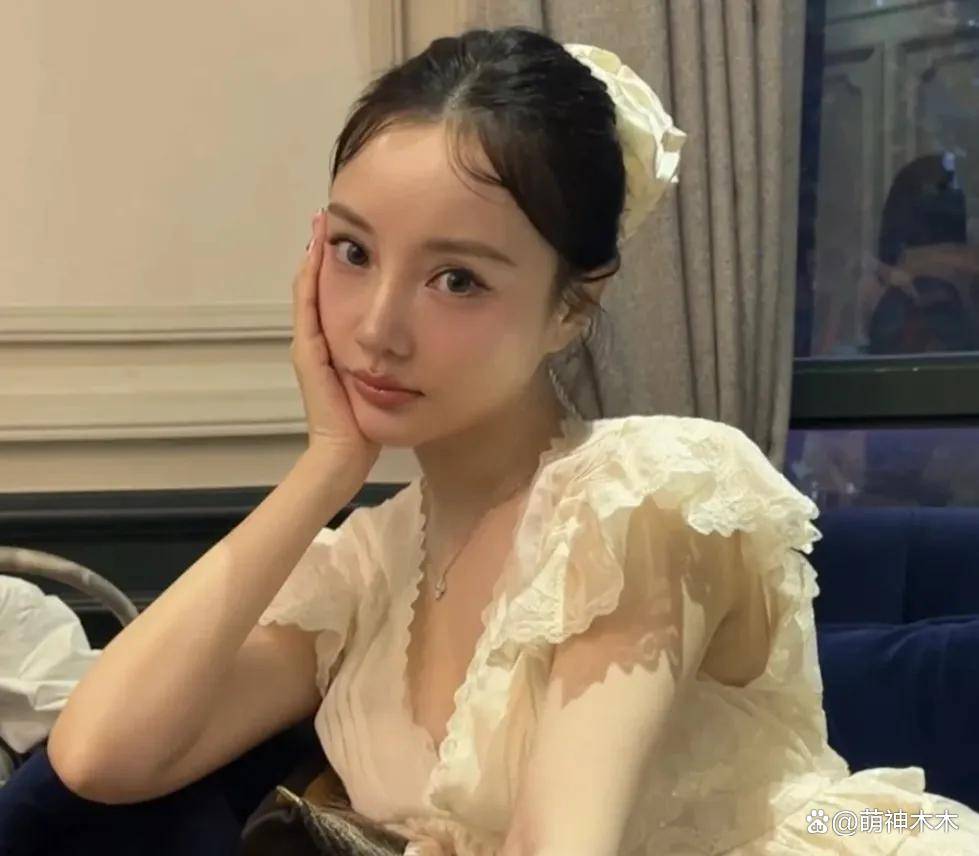 李小璐近照鼻头发黑泛红，43岁了还在追求少女感，彻底变成幼态脸
