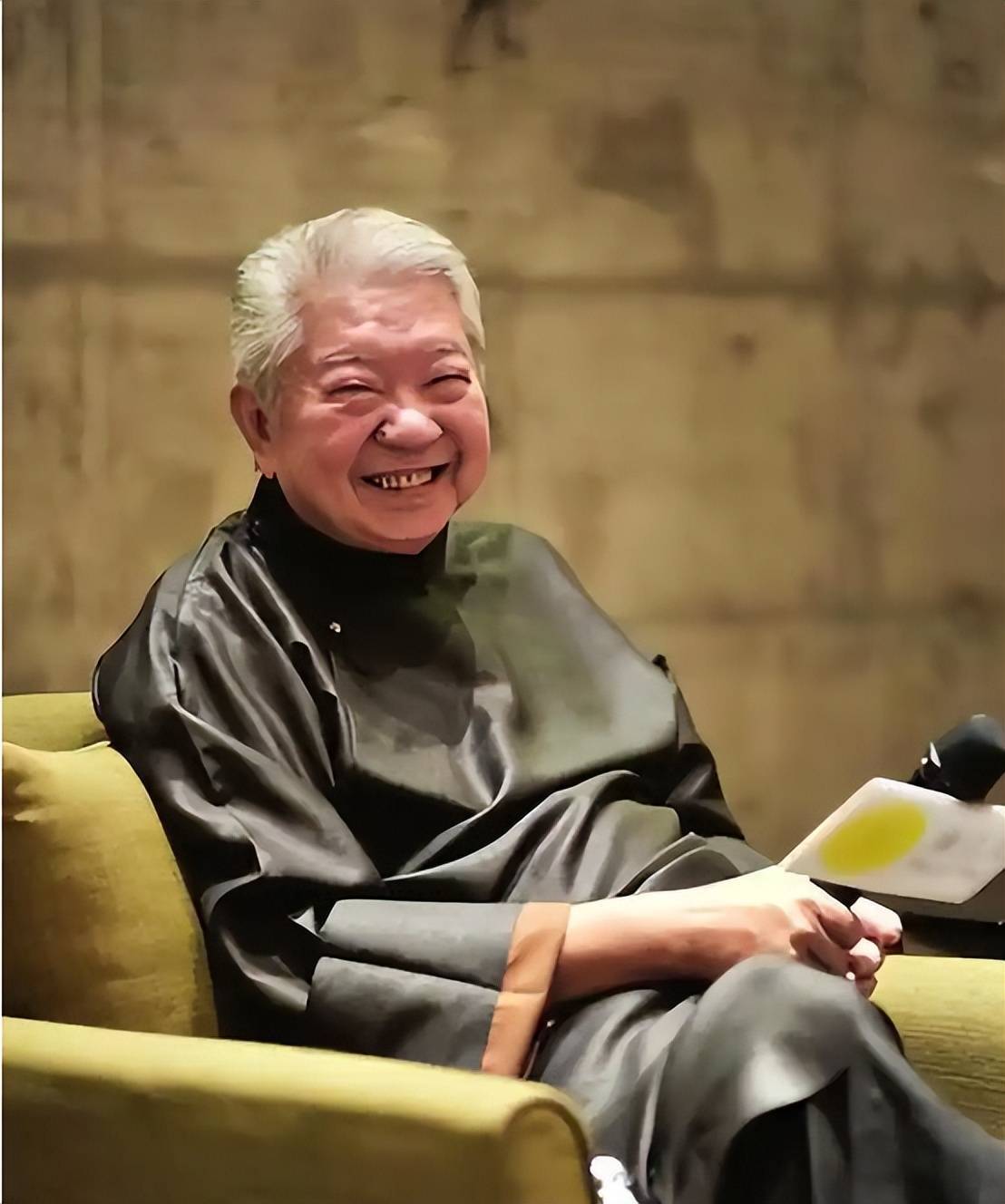 蔡澜去世前给8位保姆派发红包，并亲自写了卡片！内容太接地气了