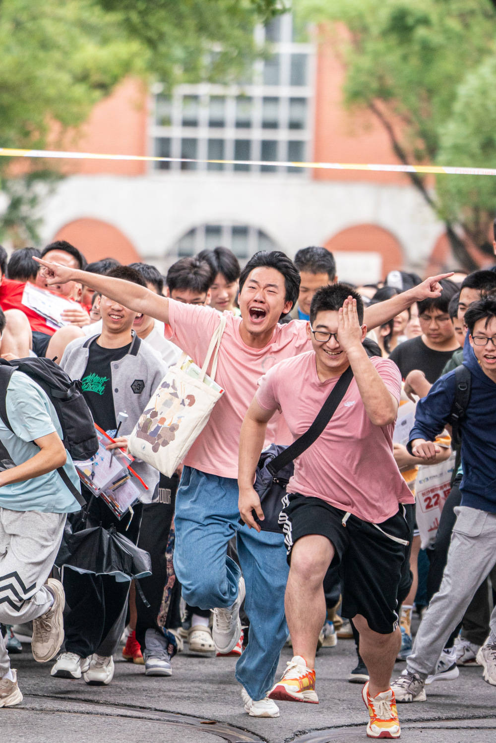 原创
            太可惜了，江苏历史组第一名无缘清北，只因被南京大学“锁档”太疯狂了