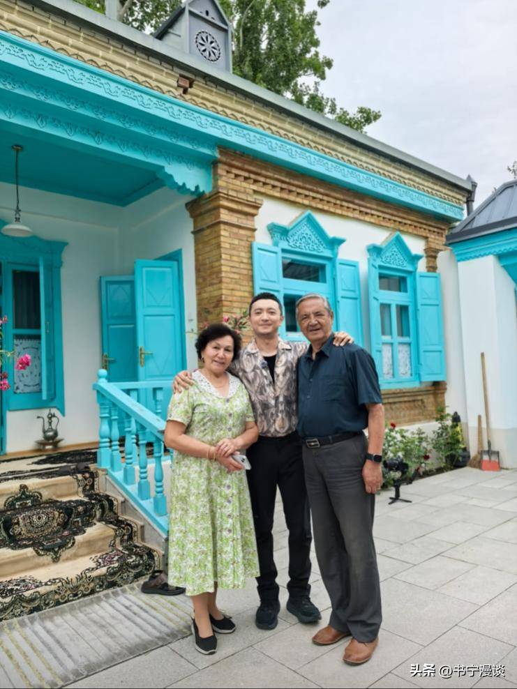42岁尼格买提晒豪华新疆老家，超大房子装修精致，院子地毯铺设如豪宅