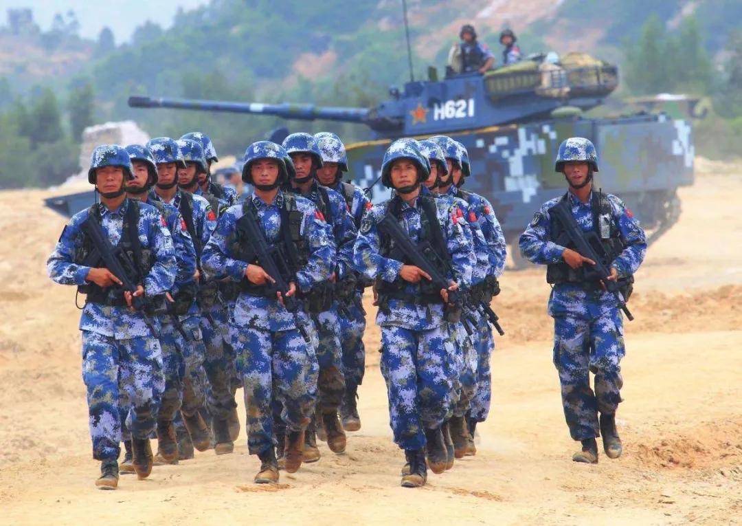 智蕙人生:非洲某国阅兵，手持迷彩81杠，穿的居然是中国07荒漠迷彩？