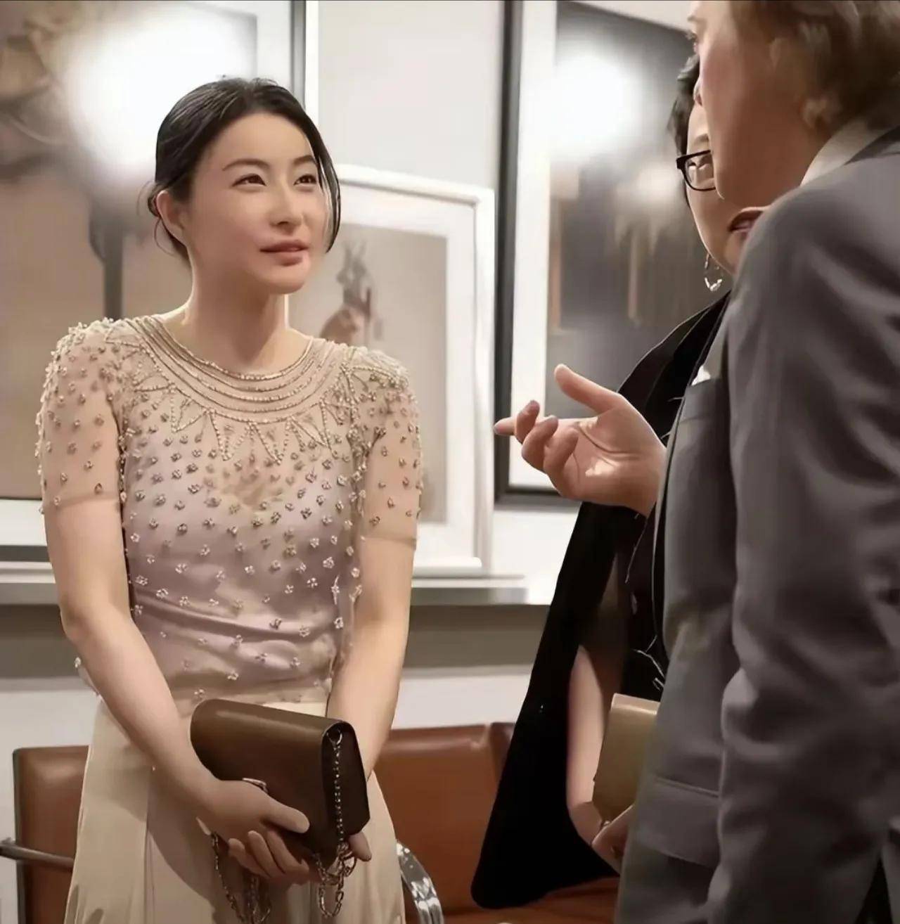 郭晶晶在小叔子婚礼上忙前忙后，如此高明的表现 难怪能在霍家立足