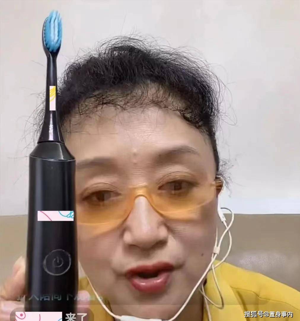 丈夫欠债别墅遭拍卖，靠2500退休金过活，无儿女的杨昆咋样了？