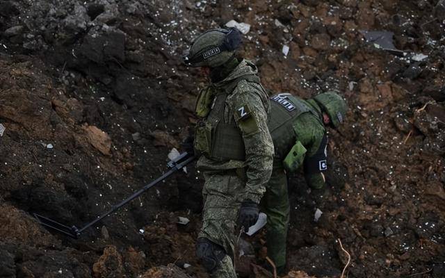 俄乌战局新爆点：老挝派50工兵助俄排雷，美国欠的血债藏不住了？