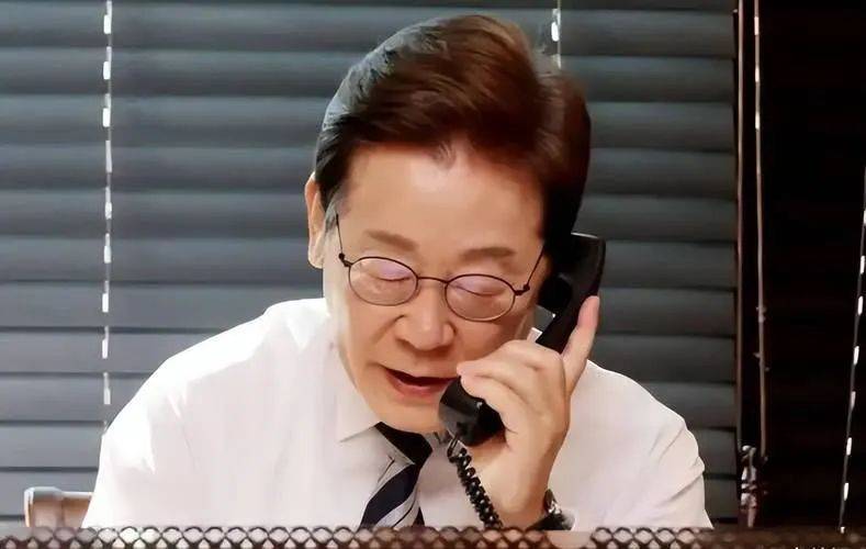 为参加阅兵，特朗普费了九牛二虎之力，没想到中国近邻躺着收到请帖