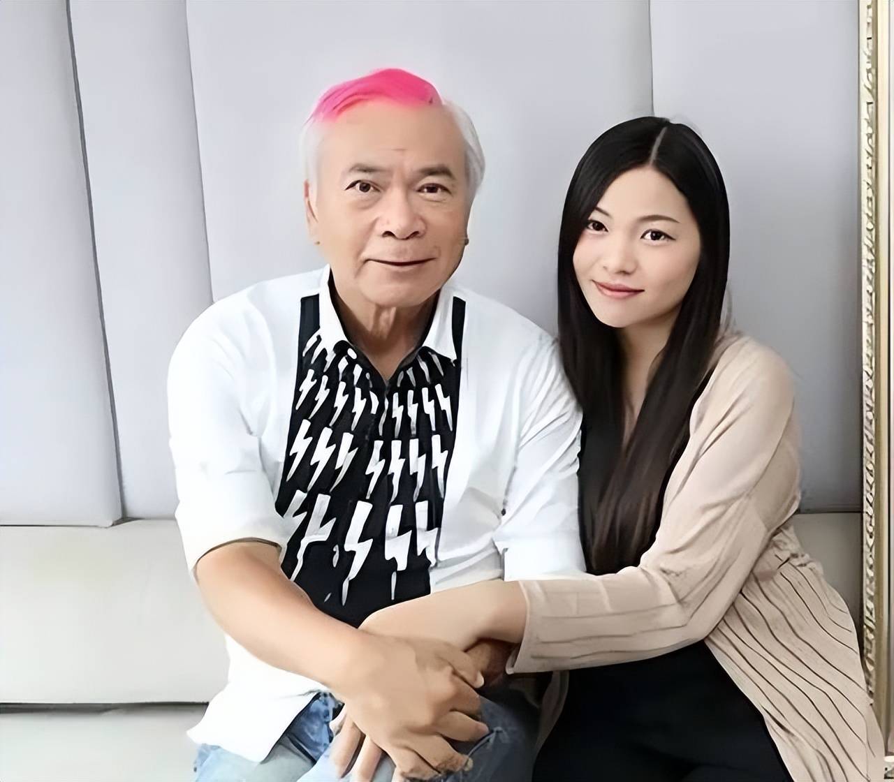 74岁老戏骨捧花接小36岁未婚妻出狱！二人相拥痛哭
