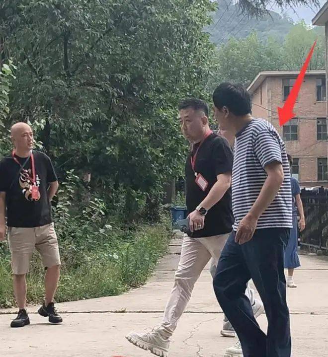 55岁张嘉益近况曝光，脊柱炎导致拍戏弯腰驼背，疼到表情扭曲