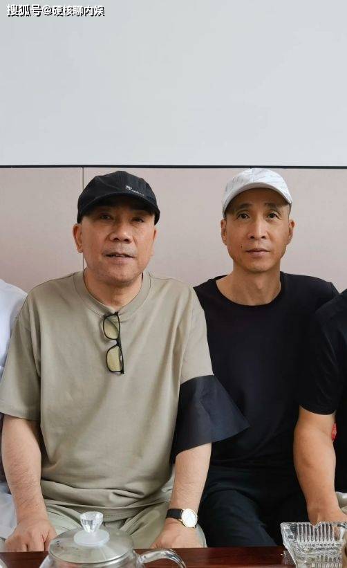 无语！杨少华追悼会上，4个儿子坐一起抽烟，别人反而鞠躬还礼！