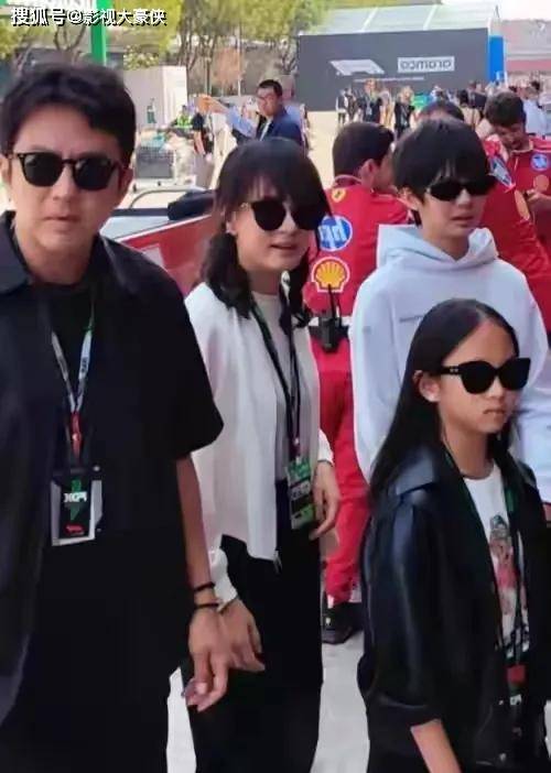 孙俪全家蹲包粽子照疯传：移民传言？不如看影帝骑电动车接娃