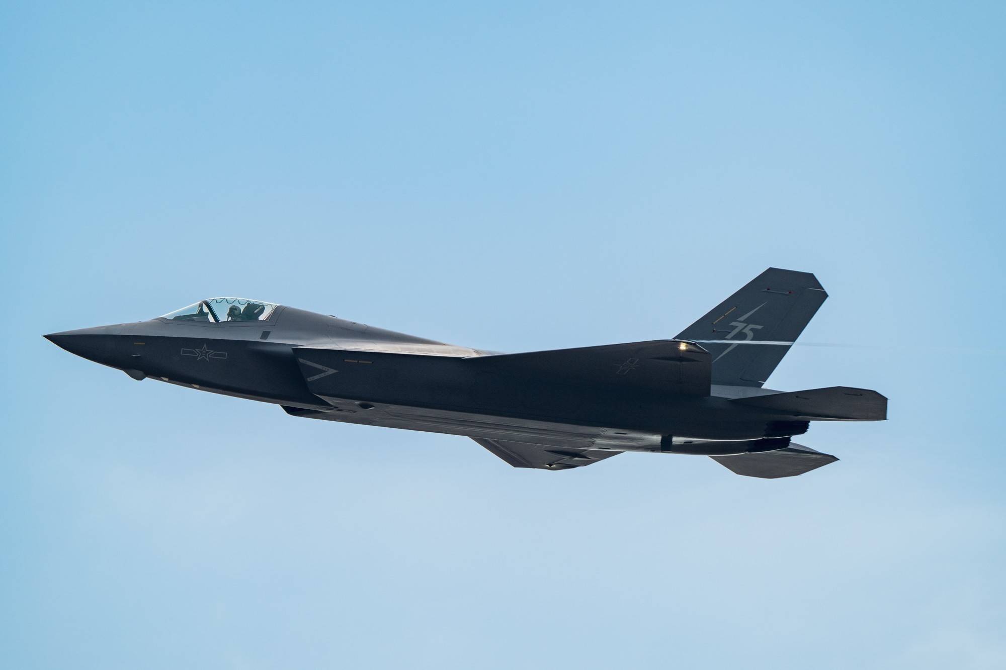 央视首曝歼-35生产线！性能碾压美F-35，福建号舰载机传来喜讯