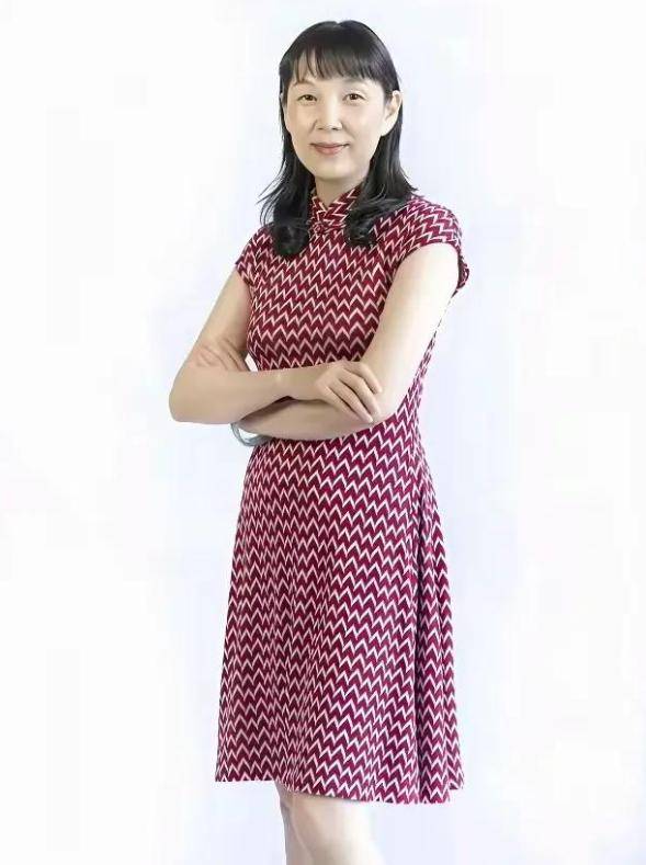 杜建英大学旧照曝光，难怪能上位！两儿子名字暗藏深意，手握股权