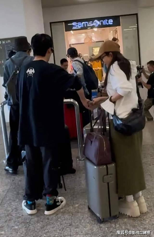 王鸥女儿曝光，大约2岁左右，被曝她与何九华已低调领取结婚证