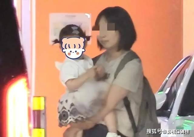 王鸥女儿曝光，大约2岁左右，被曝她与何九华已低调领取结婚证