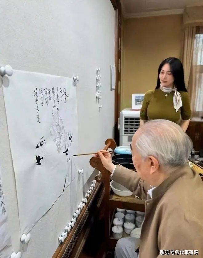 结婚仅1年，87岁的范曾已经衰老，比他小50岁的娇妻仍如花似玉