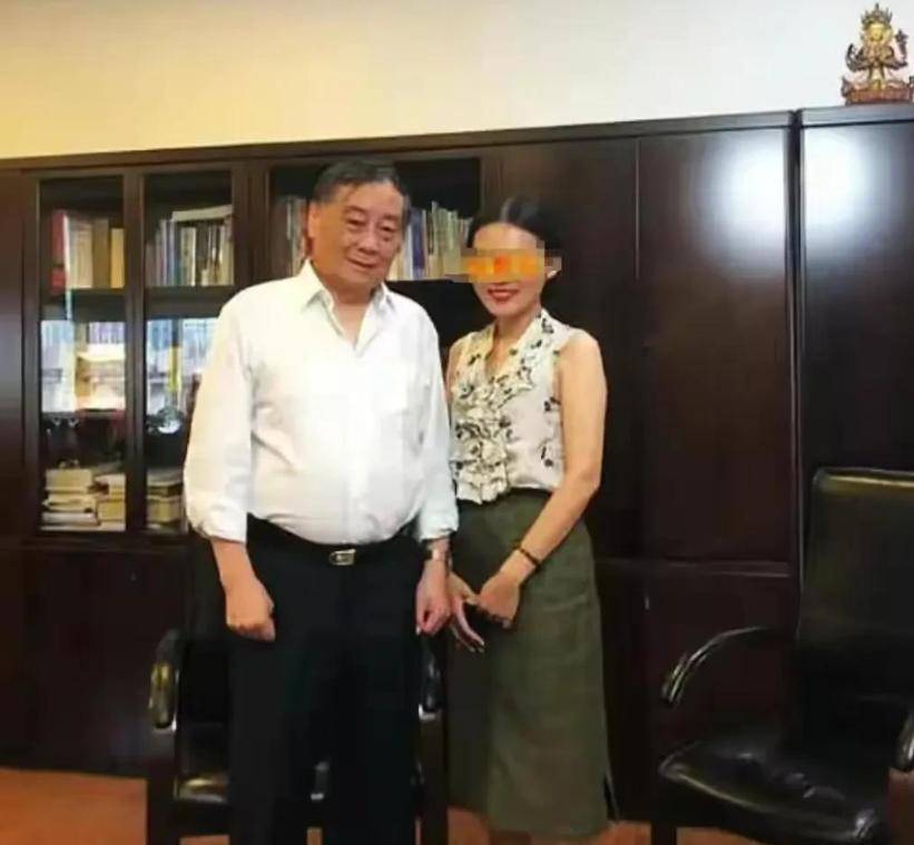 宗庆后杜建英香港出差，竟同住一间房！原配施幼珍当时还蒙在鼓里
