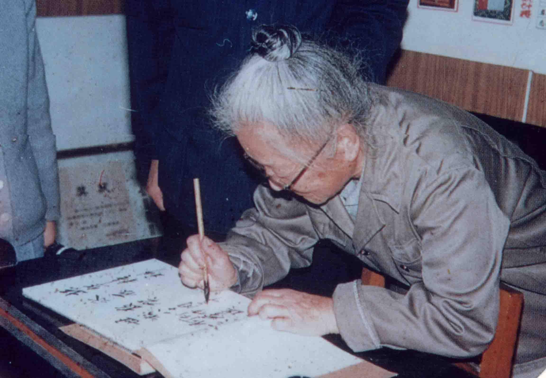 原创             钱三强到陕西，见一女人在扫厕所，激动大哭，你怎么在这里啊？