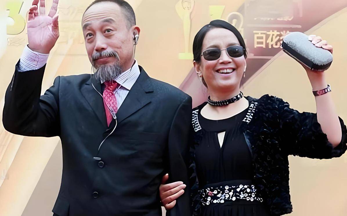 移居美国多年，吕丽萍再犯“老毛病”，官方出手撕碎她的体面！