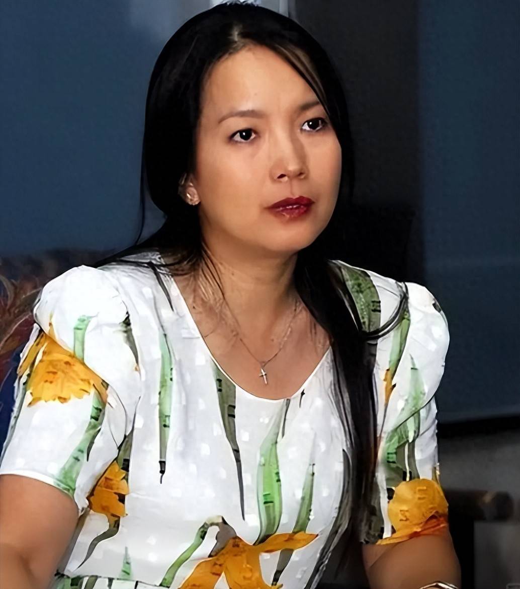 移居美国多年，吕丽萍再犯“老毛病”，官方出手撕碎她的体面！