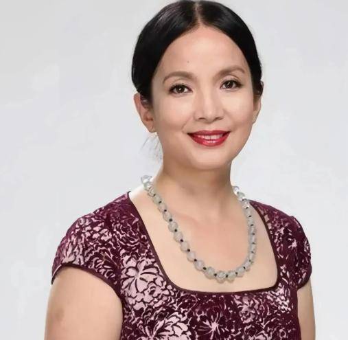 移居美国多年，吕丽萍再犯“老毛病”，官方出手撕碎她的体面！