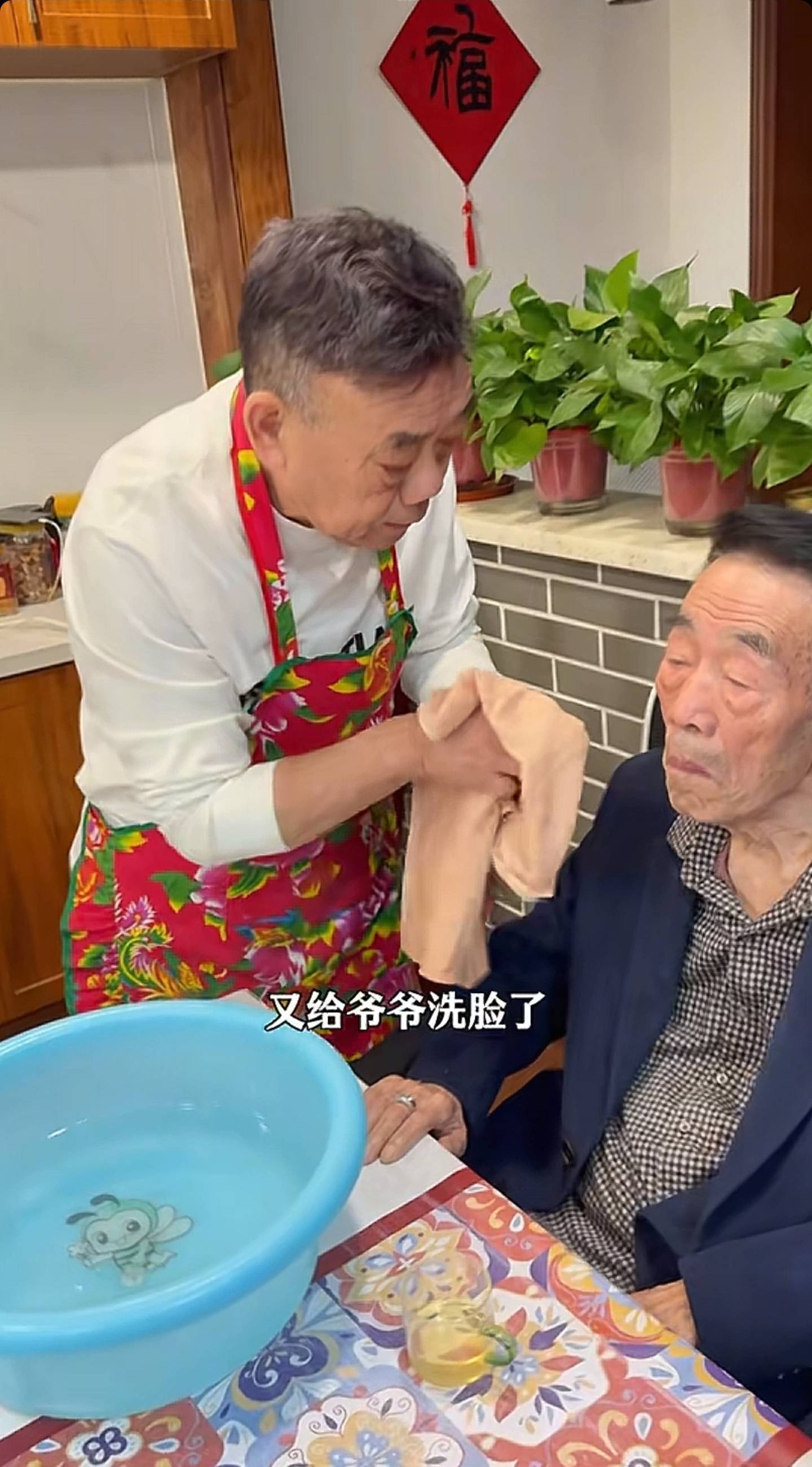 杨少华头七刚过，杨老三悲痛到住院面容憔悴，杨议去探望只顾吃喝