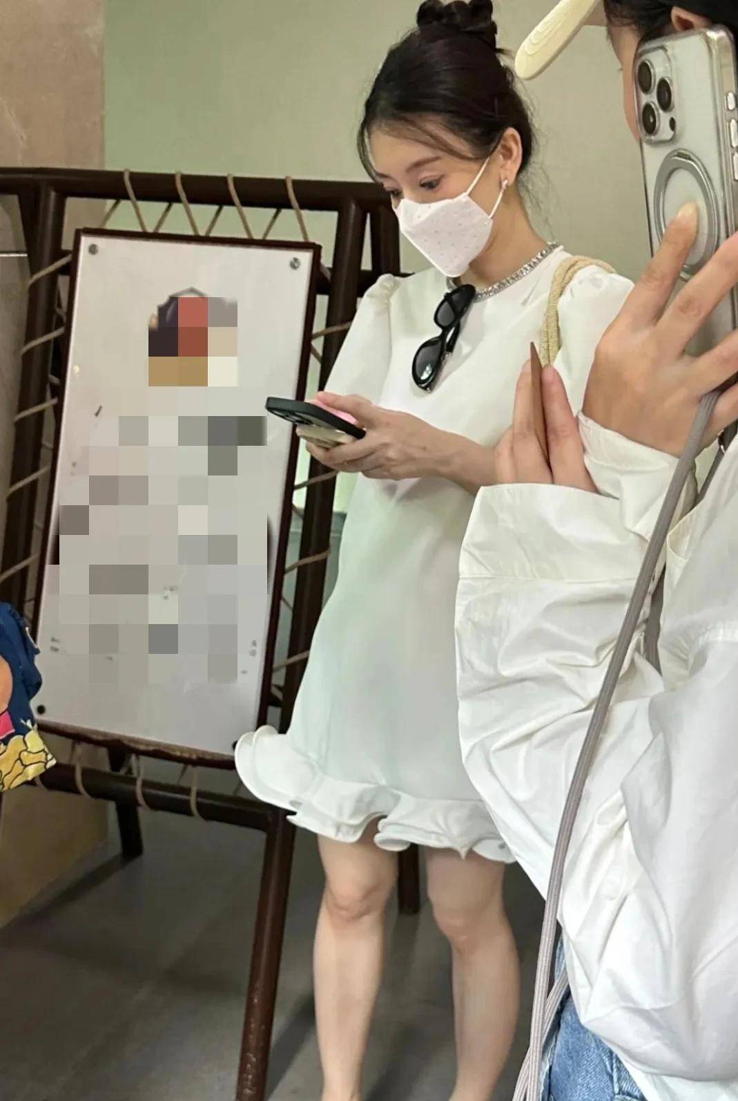 郭富城奖励老婆黑卡，方媛开心到澳门旅游，怀孕6个月还是小v脸