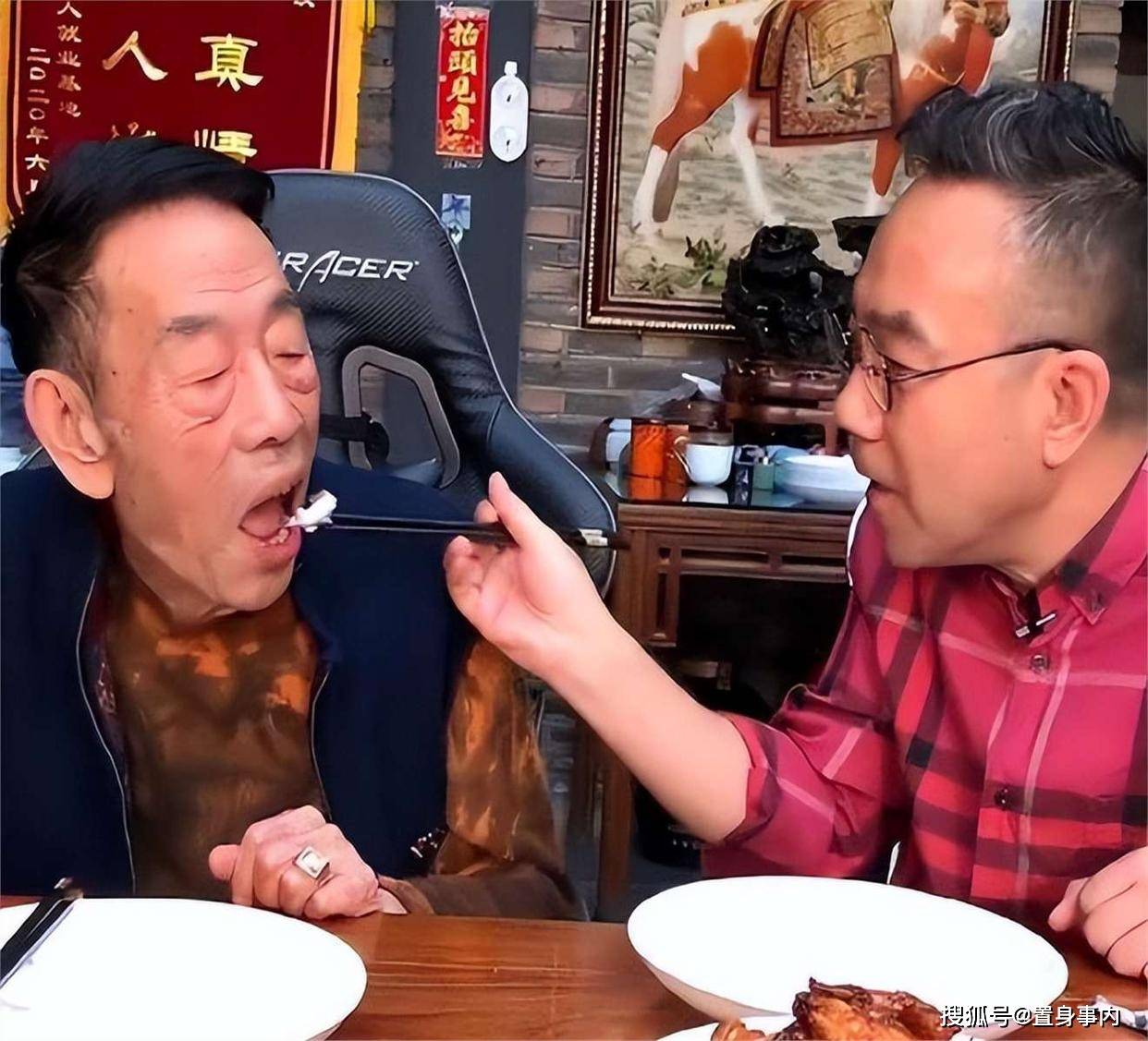 杨少华头七刚过！儿子境况天差地别，杨老三悲痛住院，杨议只顾吃