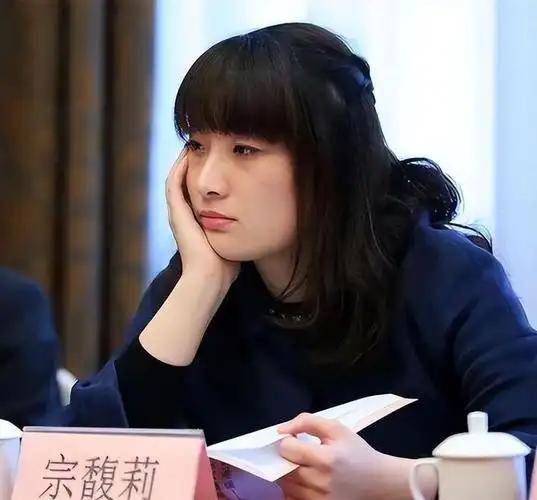杜建英丈夫：并未离婚，两人婚姻持续至今，还生了一个儿子已36岁