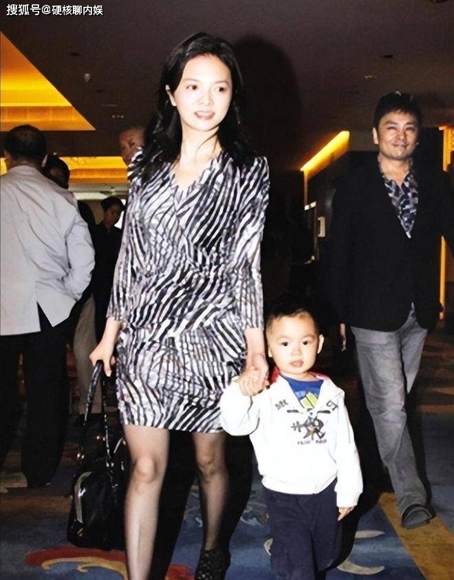 55岁前央视主持人文清被偶遇，发福太多变化大，回老家生活朴实！