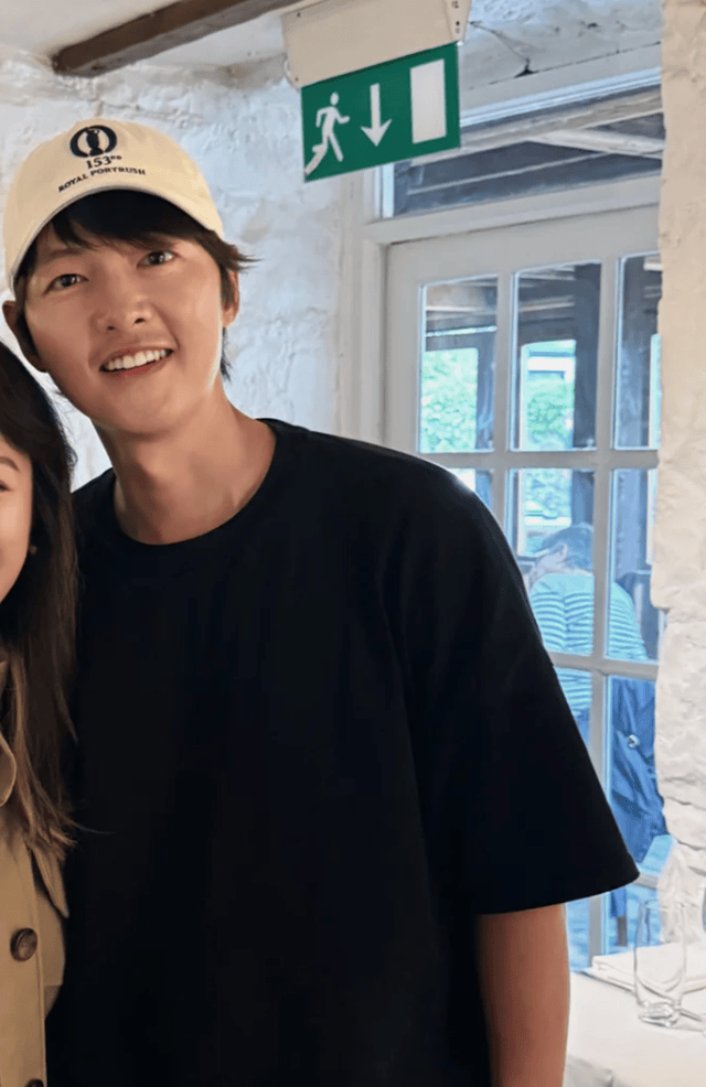 宋仲基英国被偶遇，脸像发酵的面包素颜好糙，与粉丝合影更像素人