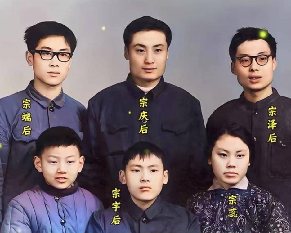 宗庆后全家福曝光，父母更宠爱孙子，宗馥莉坐一旁，姑姑颜值高
