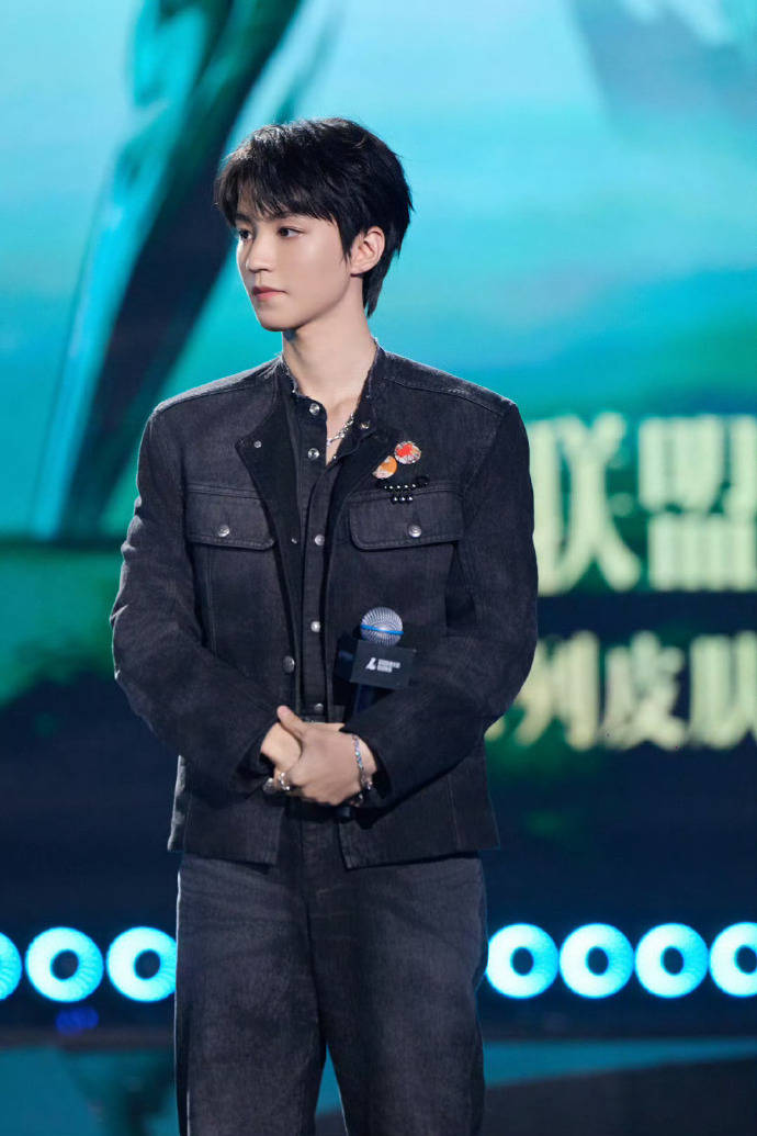 赵丽颖把镂空蕾丝裙穿出国泰民安美，潇洒小姐萧亚轩上演西装杀！